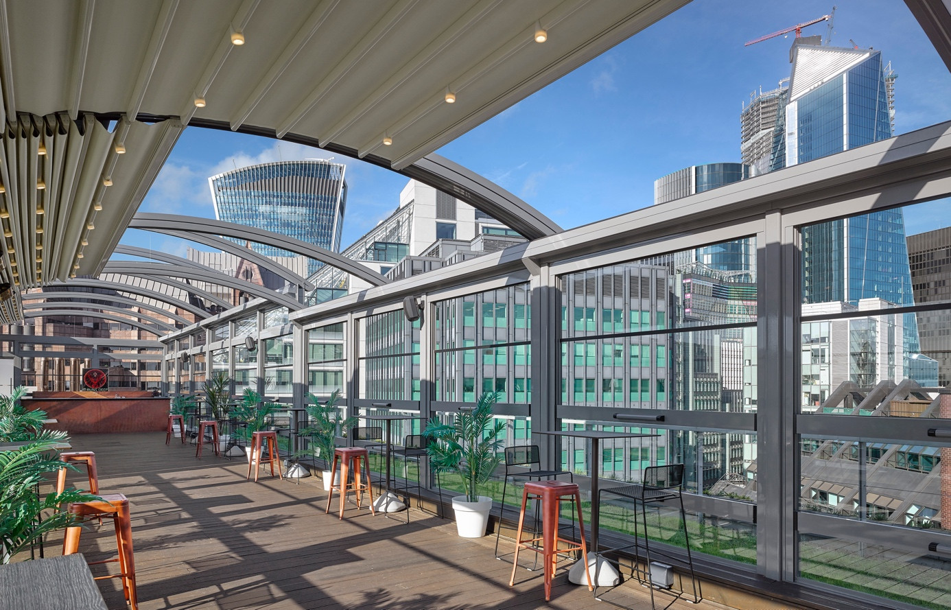 An outdoor terrace offering comfort and elegance, equipped with a modern pergola system.