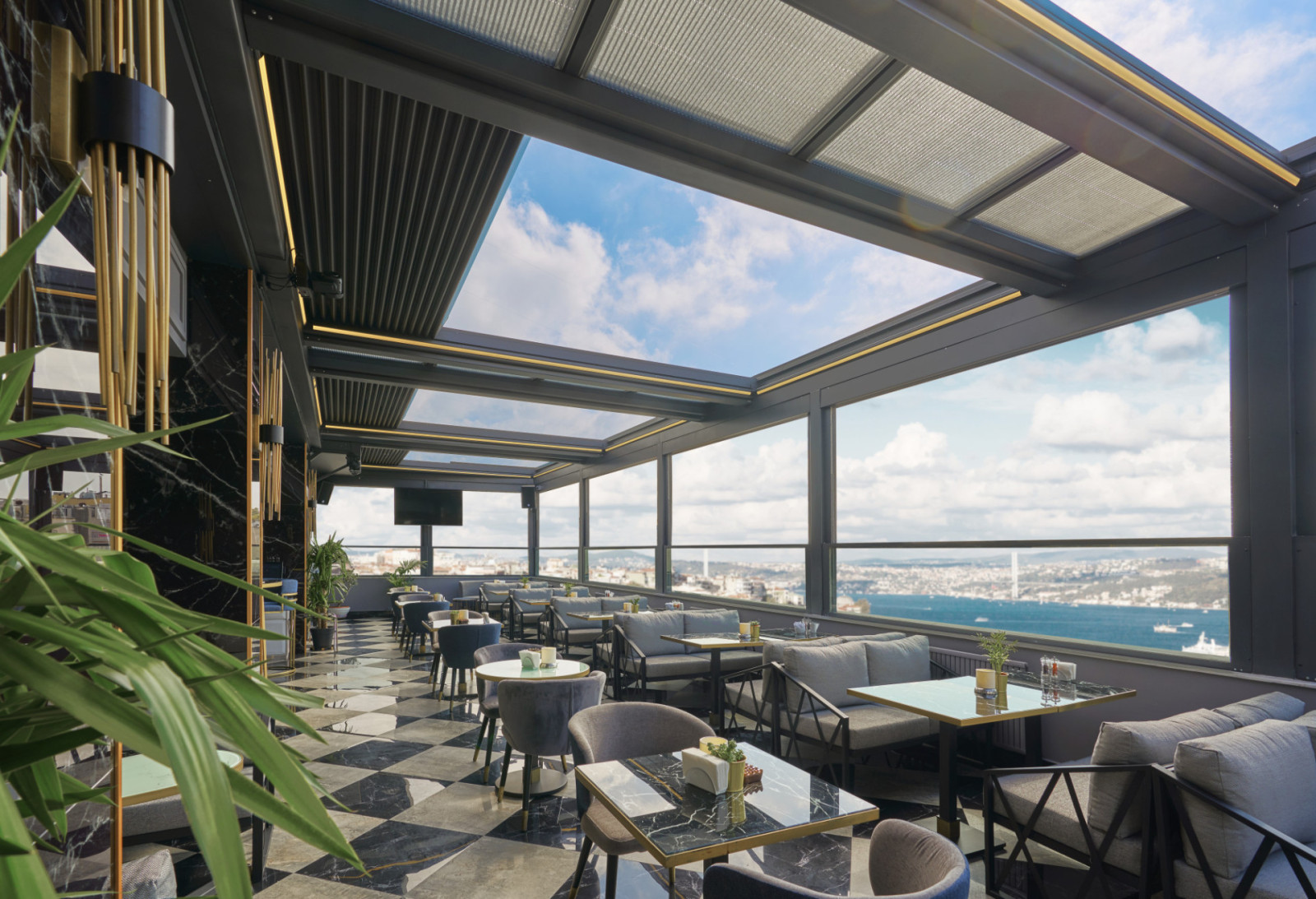 Şehrin silüetinin panoramik manzarasına sahip otelin çatı barında, Palmiye Global'in Bioklimatik Pergola Sistemleri sergileniyor.
