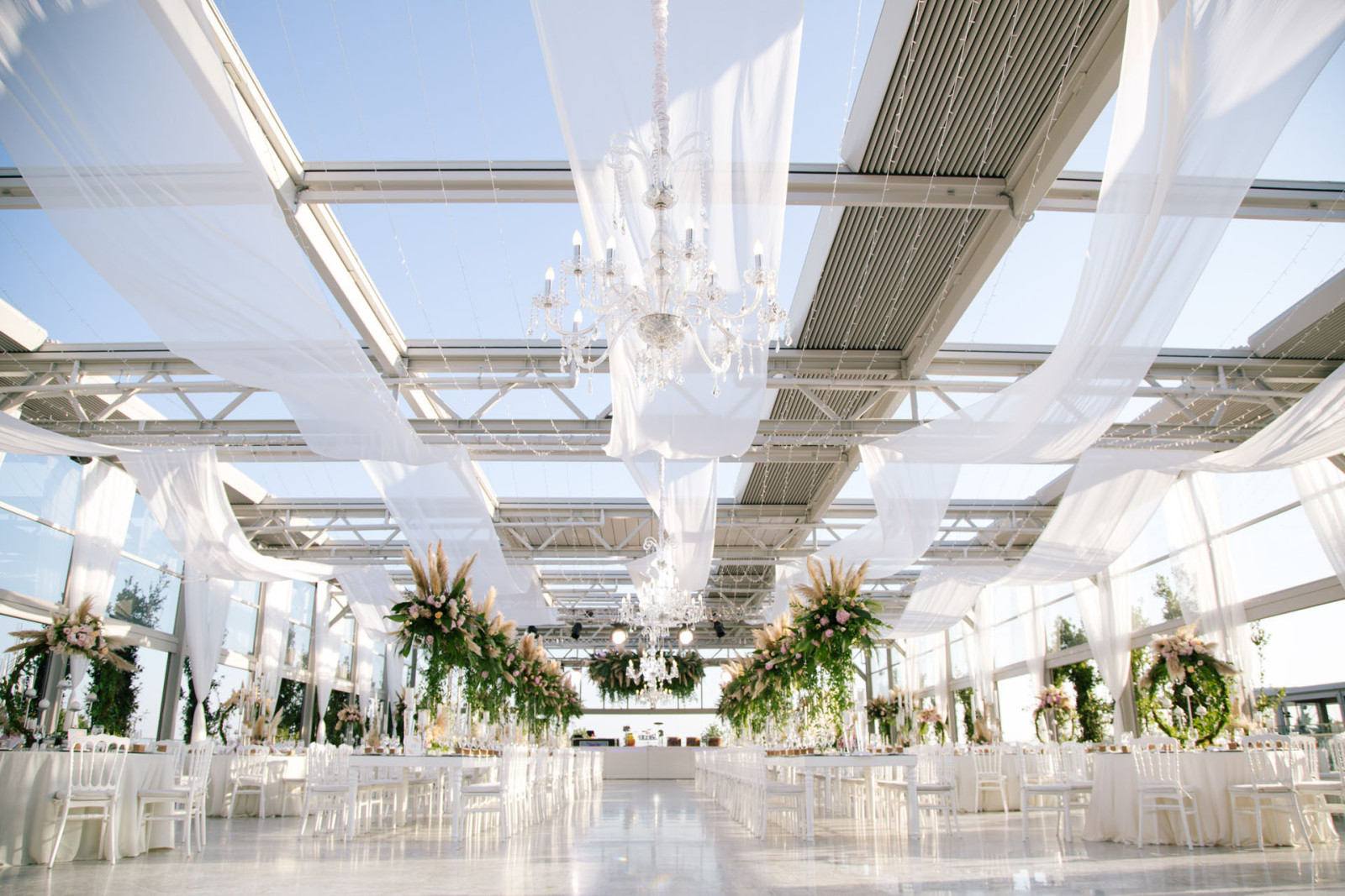 Crowne Plaza İstanbul açık alanında uygulanan pergola ve cam sistemleri ile dört mevsim kullanılabilir modern teras alanı