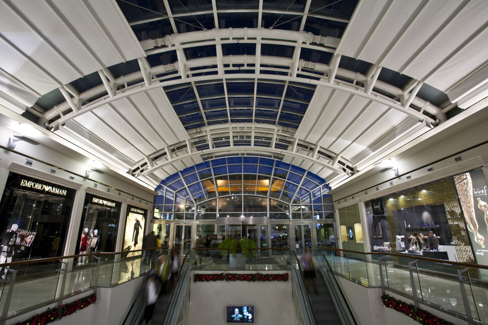 İstinye Park AVM İstanbul’da uygulanan cam tavan ve pergola entegrasyonu ile ferah ve aydınlık açık alan tasarımı